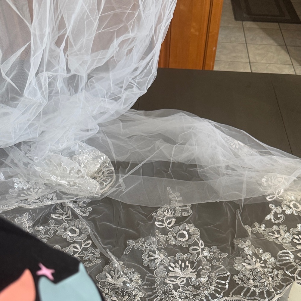 Elegant Cathedral White Floral Lace Veil